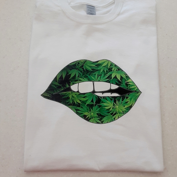 Weed lipz!! - Picture 1 of 3